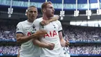 Tuan rumah Tottenham Hotspur harus bersusah payah mengalahkan Sheffield United pada laga pekan kelima Premier League Liga Inggris 2023/2024 di Tottenham Hotspur Stadium, London, Sabtu (16/9/2023) malam WIB. Sempat tertinggal lewat gol Gustavo Hamer pada menit ke-73, Spurs baru mampu menyamakan skor hingga akhirnya memenangkan laga pada masa injury time yang berdurasi 12 menit. Gol penyeimbang 1-1 dicetak Richarlison pada menit ke-90+8, sementara gol kemenangan dicetak Dejan Kulusevski dua menit kemudian. Wasit Peter Bankes mengeluarkan total 14 kartu kuning untuk kedua tim dan 1 kartu merah kepada tim tamu dalam laga tersebut. (PA via AP Photo/Jonathan Brady)