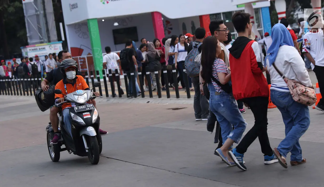 Motor modifikasi untuk difabel melintasi zona festival Asian Para Games 2018 di Kompleks Stadion Gelora Bung Karno, Jakarta, Rabu (10/10). Zona ini dibuka seiring perhelatan Asian Para Games 2018, 6-13 Oktober. (Liputan6.com/Helmi Fithriansyah)