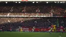 Pemain Manchester United Scott McTominay dan pemain Crystal Palace Christian Benteke berebut bola pada pertandingan Liga Inggris di Stadion Old Trafford, Manchester, Inggris, 5 Desember 2021. Manchester United menang 1-0. (AP Photo/Jon Super)