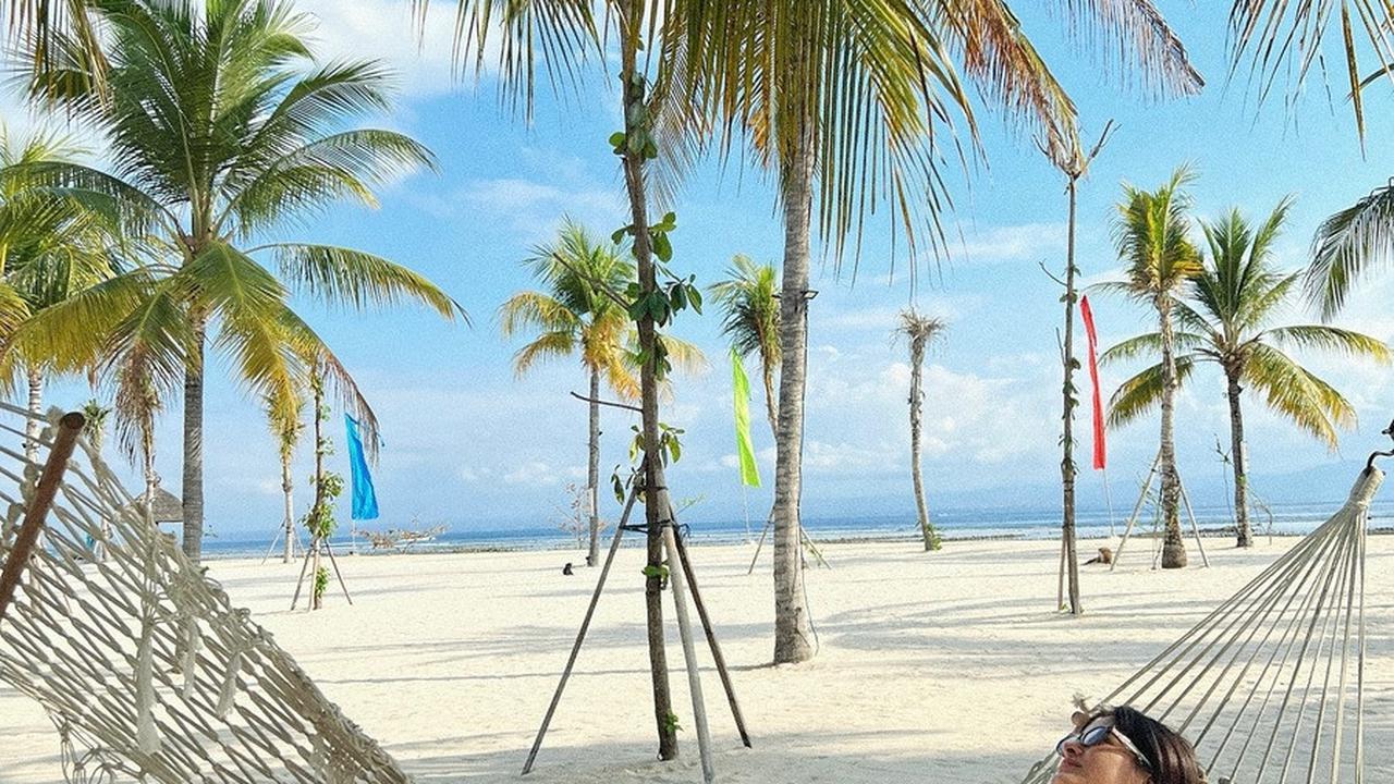 Tampak Menikmati Keindahan Pantai di Kawasan Nusa Lembongan