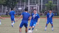 Rene Mihelic menjalani latihan perdananya bersama Persib Bandung.  (Huyogo Simbolon)