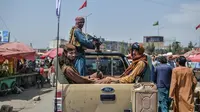 Pejuang Taliban berpatroli di sepanjang jalan di Kabul (17/8/2021). Taliban bergerak untuk segera memulai kembali ibu kota Afghanistan setelah pengambilalihan Kabul yang menakjubkan dan menyuruh staf pemerintah untuk kembali bekerja. (AFP/Wakil Kohsar)