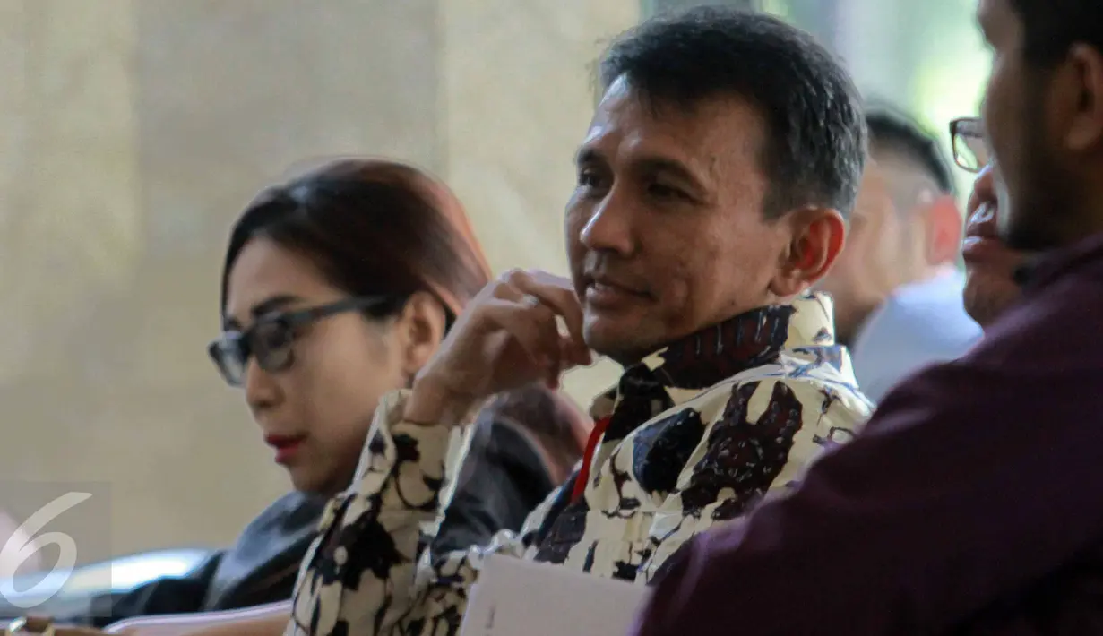 Gatot Pujo Nugroho berada di ruang tunggu jelang pemeriksaan sebagai saksi dugaan suap PTUN Medan di Gedung KPK Jakarta, Rabu (22/7/2015). KPK meminta Imigrasi melakukan pencegahan kepada Gatot untuk berpergian ke luar negeri. (Liputan6.com/Helmi Afandi) 