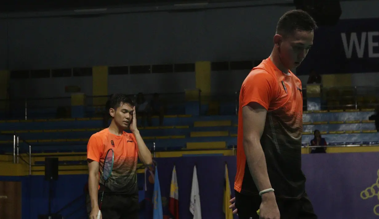 Ganda putra Indonesia, Fajar Rian / Muhammad Rian, tampak lelah saat melawan Aaron Chia / Soh Wooi Yik pada final beregu SEA Games 2019 di Multinlupa Sport Center, Rabu (4/12). Fajar / Rian kalah 17-21 dan 13-21. (Bola.com/M Iqbal Ichsan)