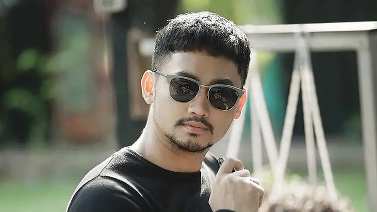 Angga Wijaya dan kacamata hitamnya.