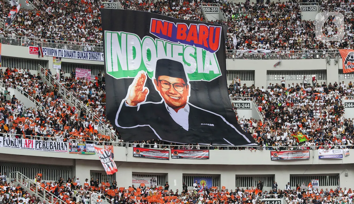 Tribun penonton stadion JIS tampak penuh sesak dipenuhi massa pendukung pasangan AMIN. (Liputan6.com/Herman Zakharia)