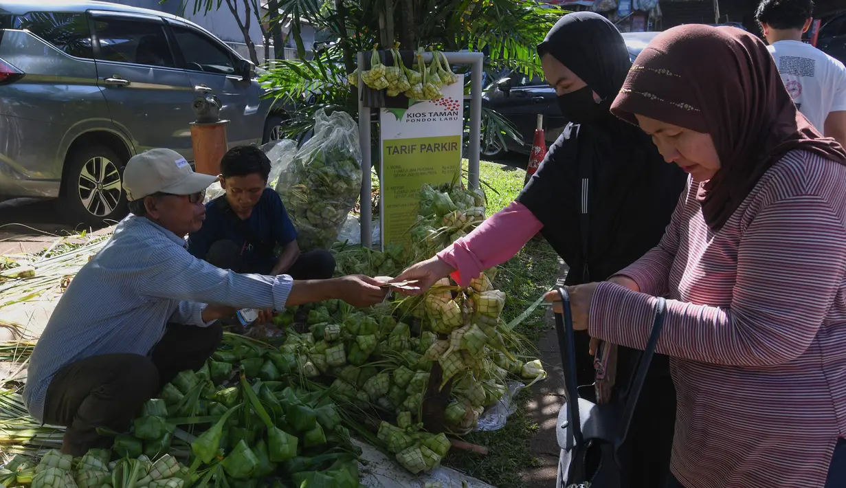 Di pasar Pondok Labu Jakarta, harga satuan kulit ketupat tersebut dijual dengan harga harga Rp10.000 per ikat berisi 10 buah atau Rp1000/pcs. (merdeka.com/Arie Basuki)