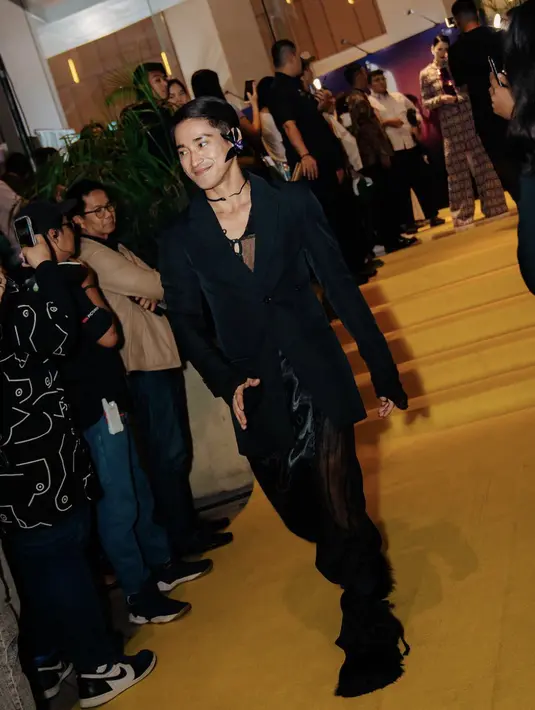 <p>Bio One yang juga menjadi pemeran utama dalam film ini tampi maksimal. Ia terlihat begitu edgy dengan outfit unik yang super stylish. [Instagram/ Bojvoyej]</p>