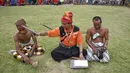 Seorang wasit (pekembar) memberikan hadiah kepada pepadu (petarung) dalam kesenian tradisional peresean di Praya, Lombok Tengah, Selasa (19/2). Selama pertarungan berlangsung, iringan musik gamelan Lombok tidak boleh berhenti. (MOH EL SASAKY/AFP)