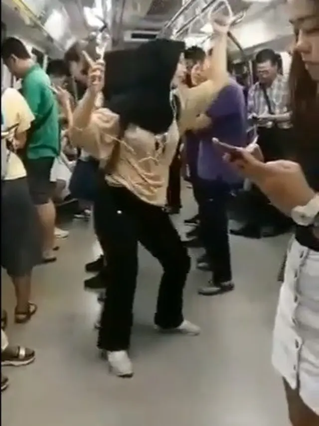 wanita asik joget di kereta