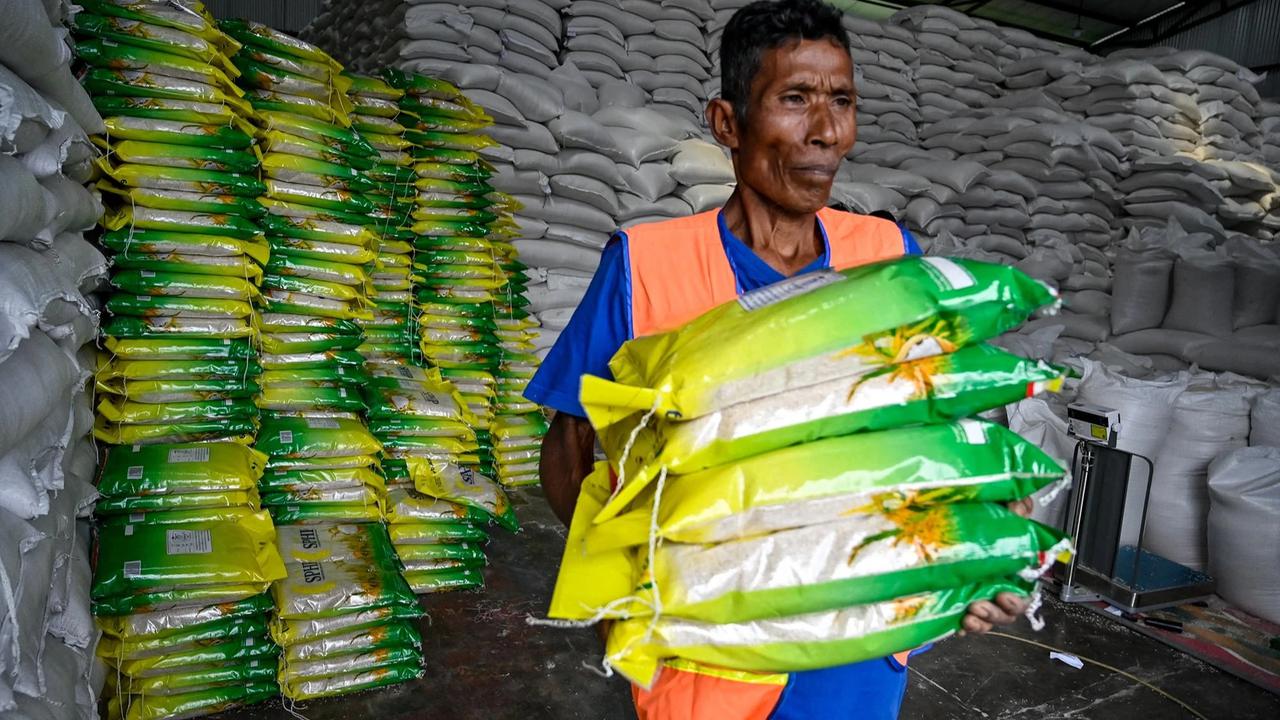 FOTO: Bulog Pastikan Stok Beras Sumatera Aman untuk Penanganan Bencana
