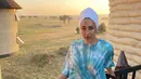 Gaya kaus tie dye dan jeans juga tampil stunning dengan gaya hijab turban (Foto: Instagram @mariahidrissi)