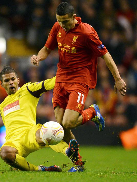 Pemain Liverpool asal Moroco, Oussama Assaidi (kanan) adalah salah satu pemain asing dengan nomor punggung 11 di The Reds, Assaidi melakukan debut bersama Liverpool pada 20 September 2012. (AFP/Andrew Yates)
