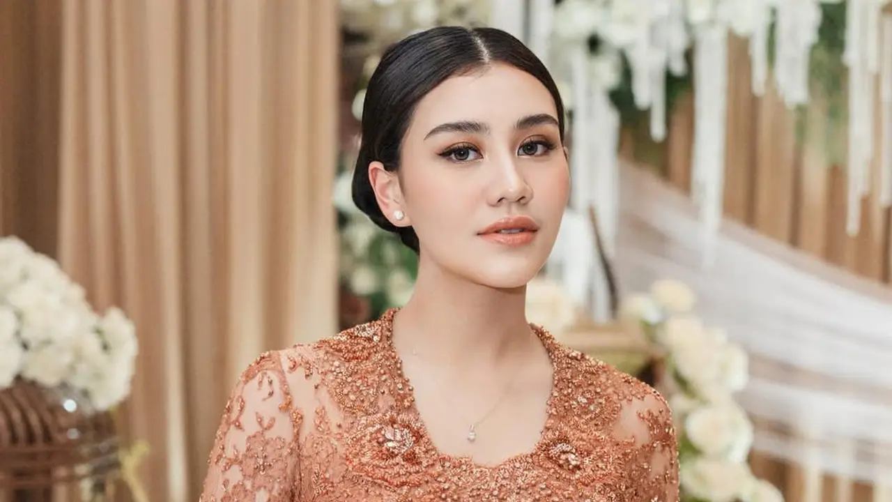 Aura Keibuan Terpancar, Makeup Peach Aaliyah Massaid di Tedak Siten Baby Arash Jadi Sorotan