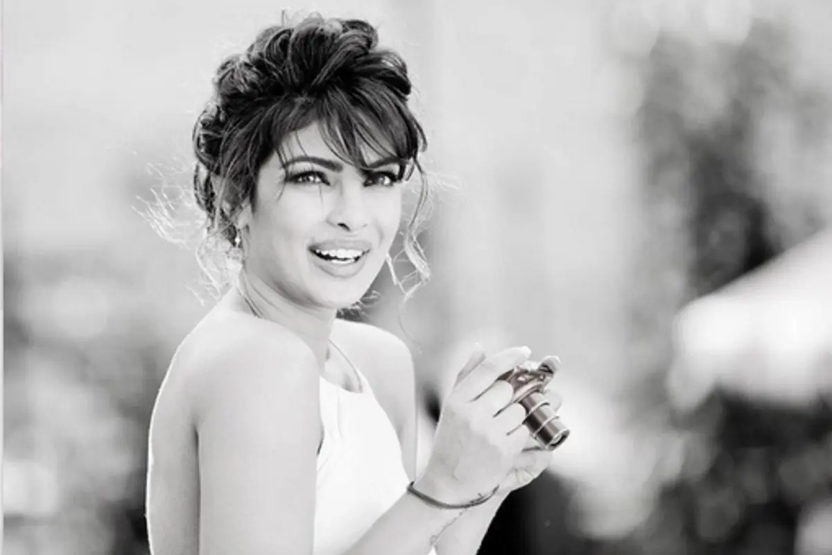 Adegan panas Priyanka Chopra bersama Jake McLaughlin dalam serial Quantico bikin publik India heboh.