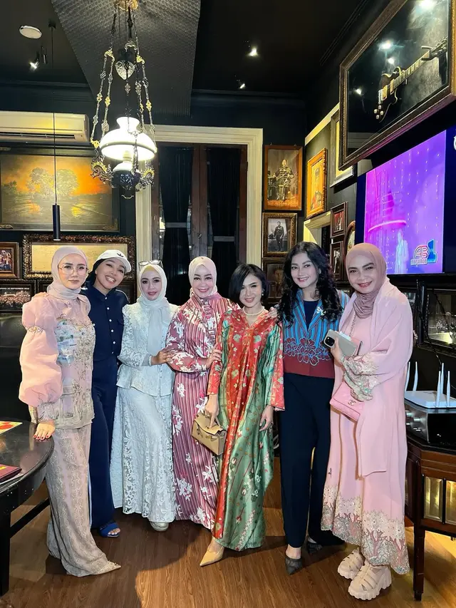 6 Potret Geng Artis Mulan Jameela Buka Puasa Bersama di Resto Ahmad Dhani