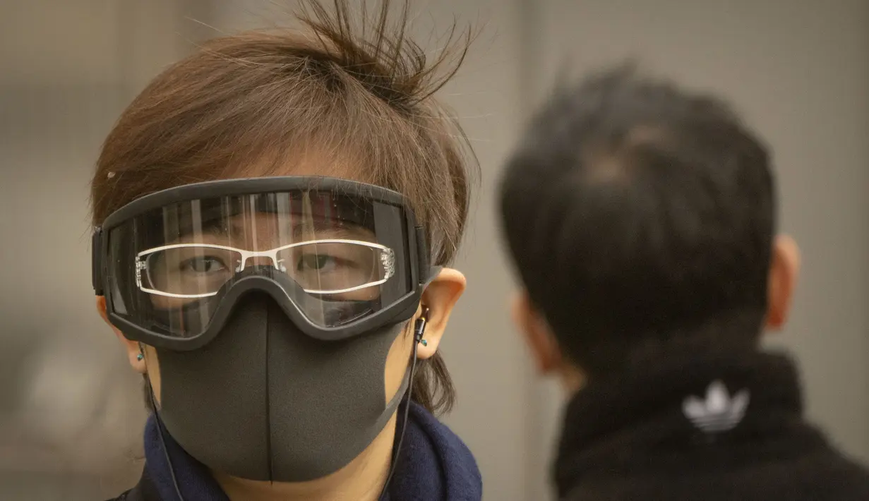 Awan tebal menyelimuti ibu kota China di mana indeks kualitas udara PM10, partikel polusi yang berdiameter kurang dari 10 mikrometer dan dapat masuk melalui hidung lalu masuk ke paru-paru. (AP Photo/Mark Schiefelbein)