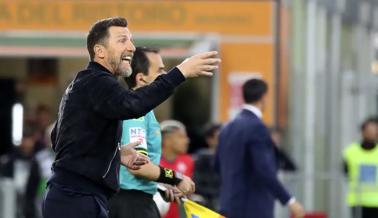 Pelatih Venezia, Eusebio Di Francesco memberikan arahan kepada para pemainnya dalam laga lanjutan Liga Italia 2024/2025 melawan Fiorentina di Stadio Pier Luigi Penzo, Venezia, Italia, Senin (12/05/2025) waktu setempat. (AP Photo/LaPresse/Paola Garbuio)