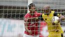 Bek Bhayangkara FC, Anderson Salles, berebut bola dengan pemain Semen Padang, Afriansyah, pada laga Piala Presiden 2019 di Stadion Patriot, Jawa Barat, Minggu (3/3). Bhayangkara FC menang 4-2 atas Semen Padang. (Bola.com/M Iqbal Ichsan)
