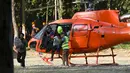 Warga yang berhasil diselamatkan turun dari helikopter di sebuah kamp militer setelah bencana banjir bandang di kota Battar Bazar, Distrik Nuwakot, Nepal, Kamis, pada 27 Agustus 2026. (AFP/ Prakash Mathema)