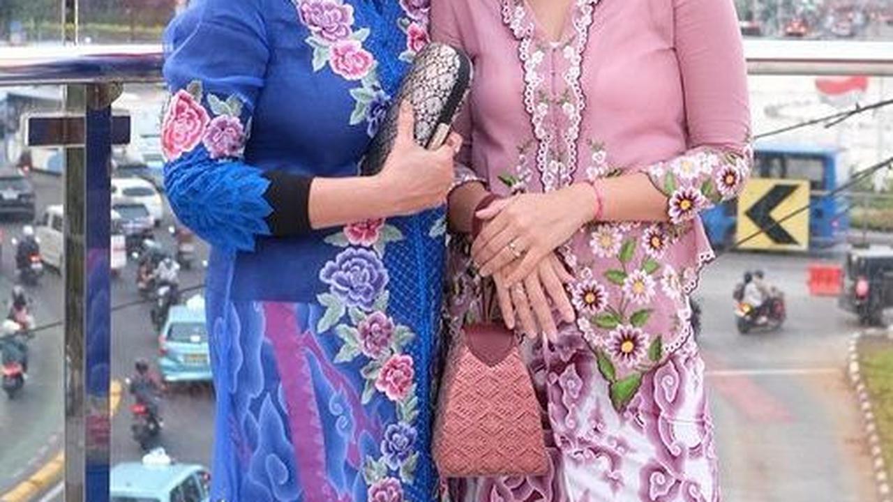 10 Potret Cantik Caca Tengker Kompak Pakai Kebaya dengan Mama Rieta, Penampilannya Curi Perhatian
