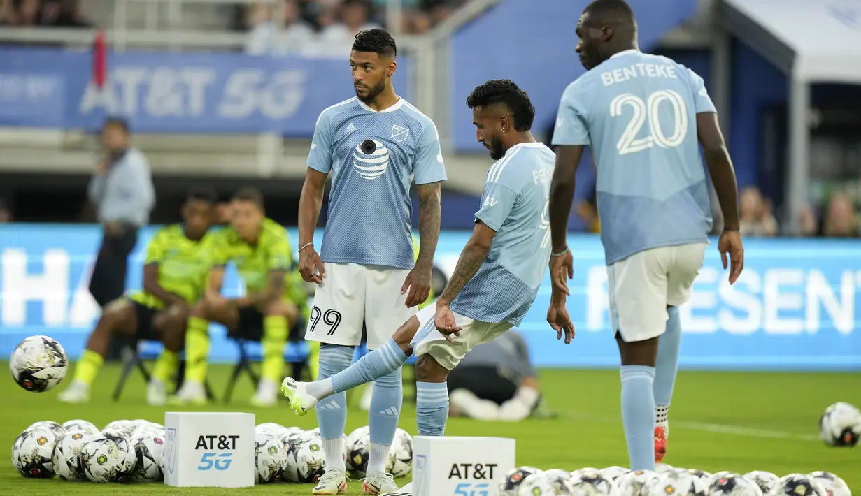 Tiga pemain MLS All-Stars (dari kiri) Dénis Bouanga, Jesús Ferreira dan Christian Benteke saat mengikuti kontes shooting challenge dalam MLS All-Stars Skills Challenge menghadapi Arsenal di Washington, Amerika Serikat, Selasa (18/7/2023) waktu setempat. (AP Photo/Alex Brandon)