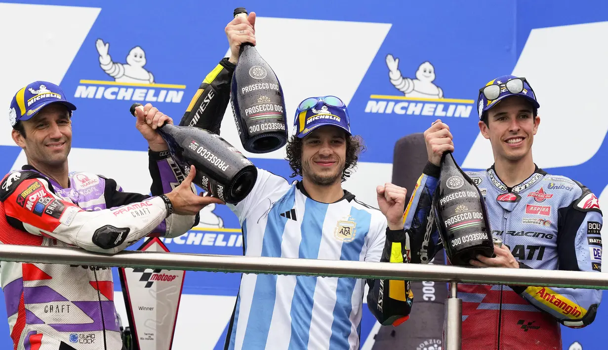Pebalap Tim Mooney VR46, Marco Bezzecchi (tengah) mengenakan jersey Timnas Argentina berpose di atas podium bersama pebalap Ducati Prima Pramac Racing, Johann Zarco (kiri) dan pebalap Ducati Gresini Racing, Alex Marquez saat MotoGP Argentina 2023 di Autódromo Termas de Río Hondo, Argentina, Senin (03/04/2023) dini hari WIB. (AP Photo/Natacha Pisarenko)