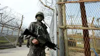 Tentara Korea Selatan sedang melakukan penjagaan disekitaran zona Demiliterisasi, Korea Selatan, Minggu (9/8/2015). Militer Korea Selatan mengancam akan membalas Korea Utara yang dianggap telah memasang ranjau di Zona Demiliterisasi. (REUTERS/Yonhap)