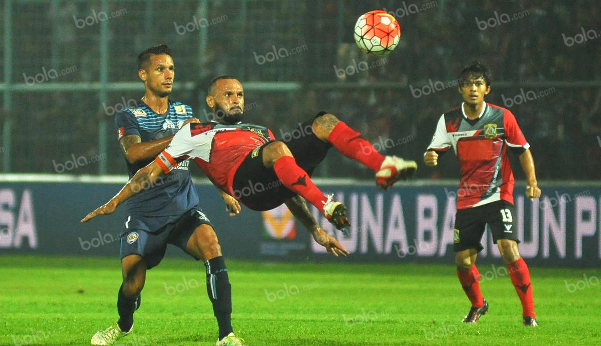 Pemain Persiba Balikpapan, Antonio Teles, melakukan tendangan salto saat melawan Arema Cronus dalam laga Torabika Soccer Championship 2016 di Stadion Kanjuruhan, Malang, Minggu (1/5/2016). (Bola.com/Iwan Setiawan)