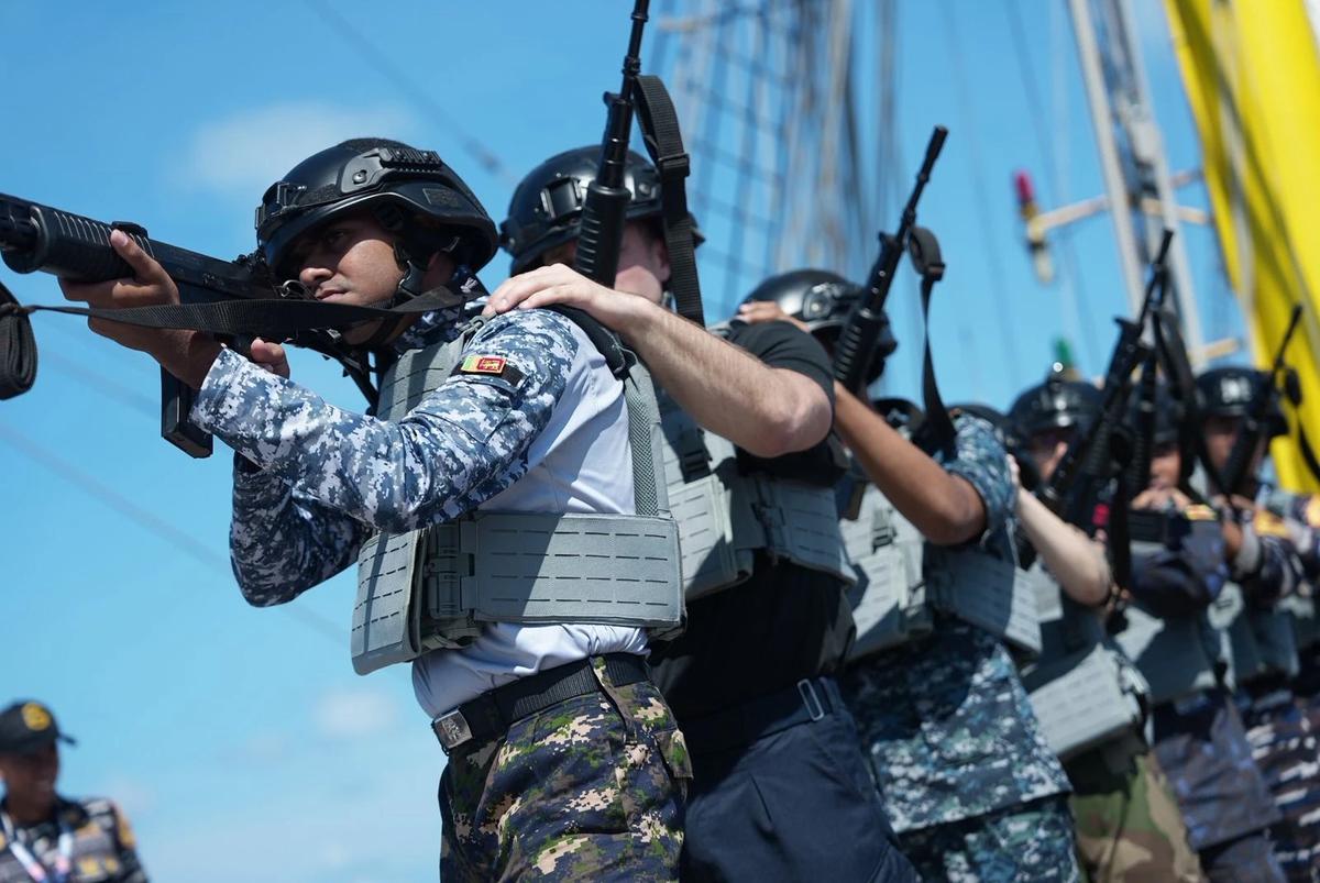 FOTO: Latihan VBSS Warnai Pelayaran Taruna ASEAN di KRI Bima Suci