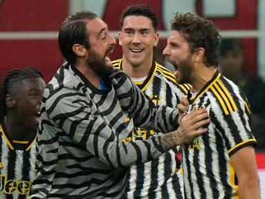 Pemain Juventus Manuel Locatelli (kanan) melakukan selebrasi usai mencetak gol ke gawang AC Milan pada pertandingan sepak bola Serie A Liga Italia di Stadion San Siro, Milan, Italia, Minggu (22/10/2023). Juventus mengalahkan AC Milan dengan skor 1-0. (AP Photo/Luca Bruno)