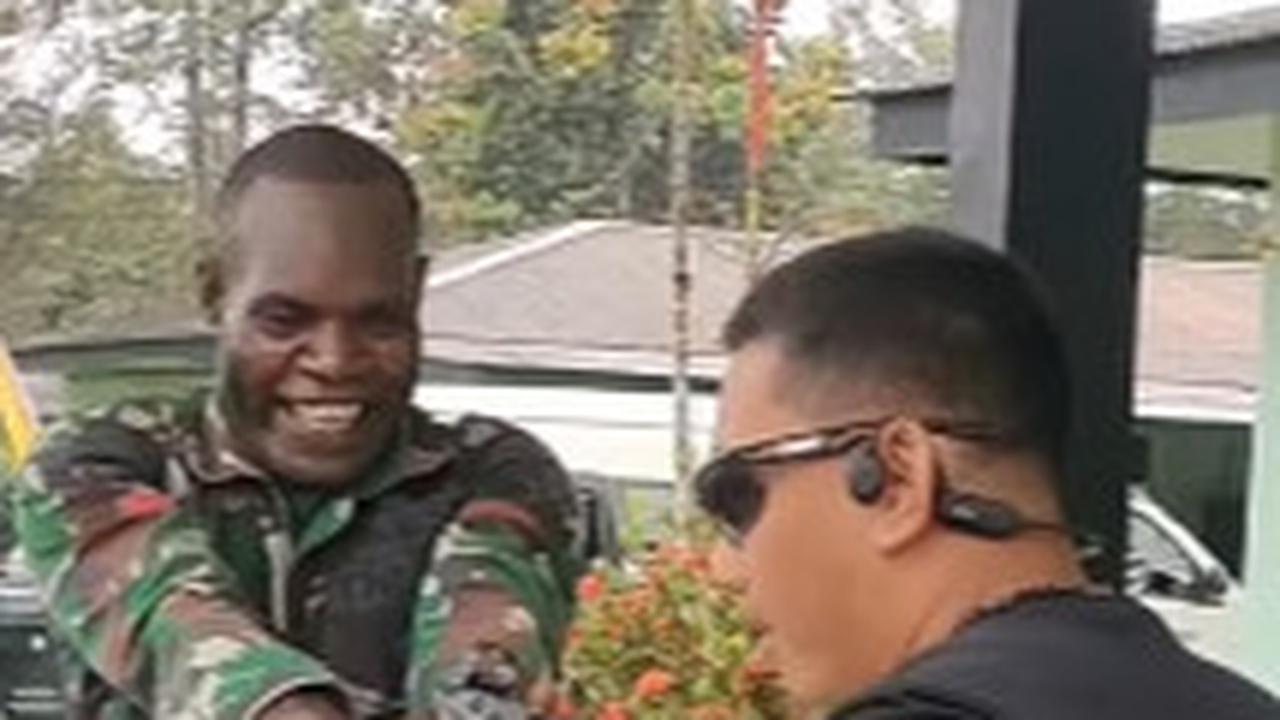 Prajurit TNI Asal Papua Tiba-tiba Todongkan Pistol Kepada Komandannya 'Mana Duit', Ending-nya Tertawa