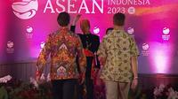 PM Kanada Justin Trudeau dan anaknya, Xavier, bertemu dengan Presiden Jokowi dan Iriana dalam gala dinner KTT ASEAN. (Tangkapan layar Youtube Sekretariat Presiden)