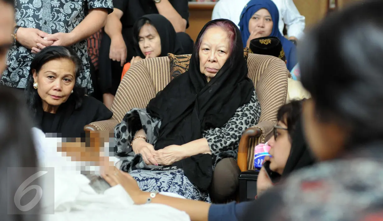 Suasana duka di kediaman Adnan Buyung Nasution di kawasan Lebak Bulus, Jakarta, Rabu (23/9/2015). Adnan meninggal pada pukul 10.14 WIB di RSPI. (Liputan6.com/Helmi Afandi)