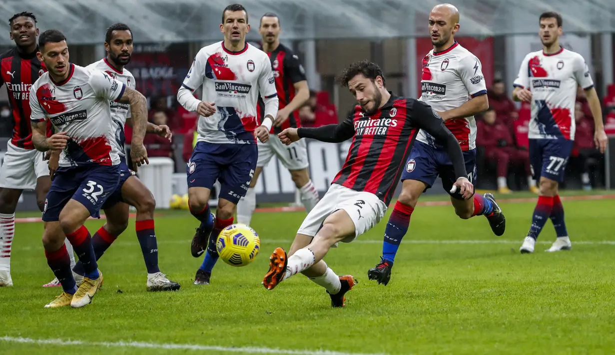 Bek AC Milan, Davide Calabria berusaha mencetak gol ke gawang Crotone pada pertandingan lanjutan Liga Serie A Italia di stadion San Siro di Milan, Italia, Minggu (7/2/2021). AC Milan menang telak atas Crotone 4-0. (AP Photo/Antonio Calanni)