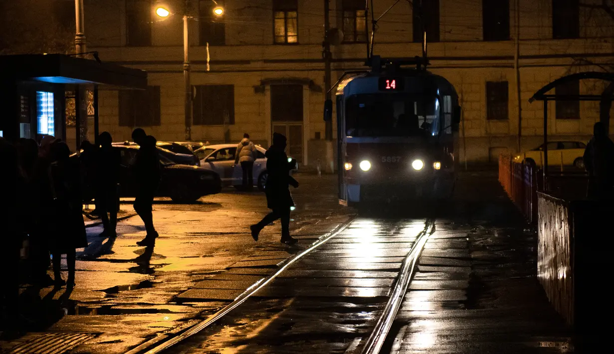 Sebuah trem tiba di halte trem saat pemadaman listrik di Kiev, Ukraina, 6 November 2022. Sekitar 40 persen dari sistem energi Ukraina telah rusak atau hancur oleh serangan Rusia terhadap pembangkit listrik dan saluran listrik. (AP Photo/Andrew Kravchenko)