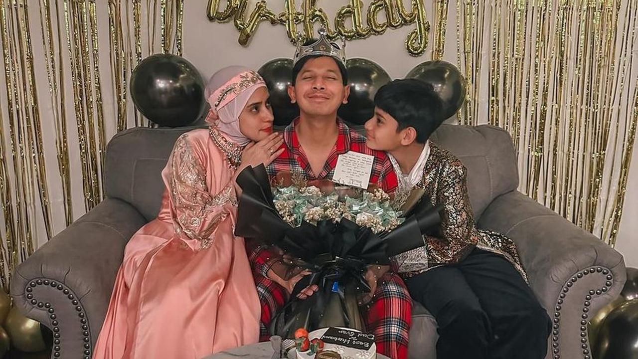 "Berbeda dengan tahun sebelumnya yg mungkin temen2 tau istri ku juga effort banget membuat semua kehebohan waktu itu," tutur Sonny Septian.