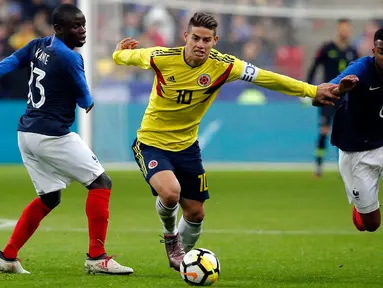 Pemain Kolombia, James Rodriguez (tengah) melewati N'Golo Kante (kiri) dan Thomas Lemar (kanan) dalam pertandingan persahabatan antara Prancis dan Kolombia di Saint-Denis, luar Paris, Prancis, Jumat (23/3). Kolombia menang 2-3. (AP Photo/Michel Euler)