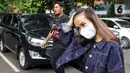 Adik mendiang Vanessa Angel, Mayang Lucyana Fitri usai menjalani pemeriksaan di Direktorat Reserse Kriminal Khusus Polda Metro Jaya, Jakarta, Rabu (8/6/2022). Mayang menjalani pemeriksaan kedua terkait kasus dugaan pencemaran nama baik yang dilaporkan produk skincare. (Liputan6.com/Herman Zakharia)