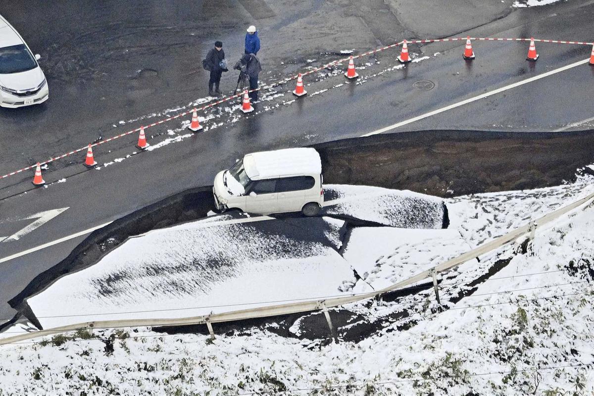 FOTO: Jalan di Aomori Ambles Usai Gempa 7,5 SR Guncang Jepang Utara