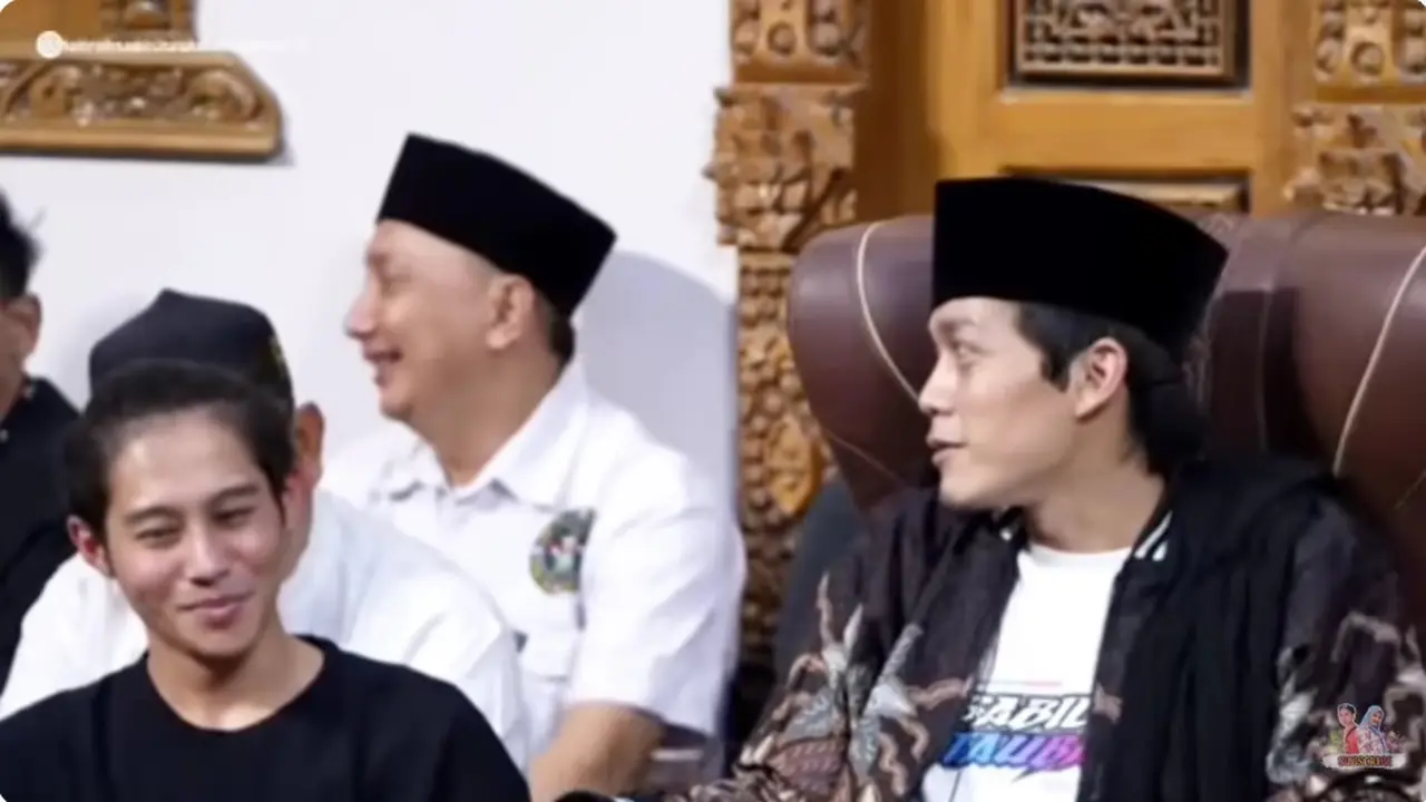 6 Potret DJ Panda Hadiri Pengajian Gus Iqdam, Momen Langka yang Curi Perhatian