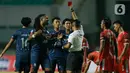 Wasit memberikan kartu merah kepada pemain Arema FC saat melawan PSM Makassar pada pertandingan BRI Liga 1 2021 di Stadion Pakansari, Bogor, Minggu (5/9/2021). PSM Makassar bermain imbang atas Arema FC 1-1. (Bola.com/M Iqbal Ichsan)
