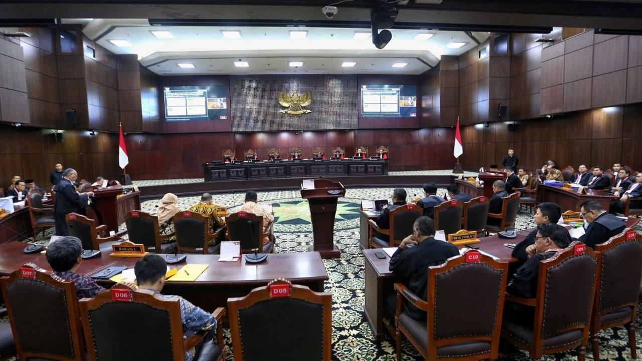 Tegas, Hakim Ketua MK Ingatkan Peserta Sidang Kedepatan Main HP Dikeluarkan!