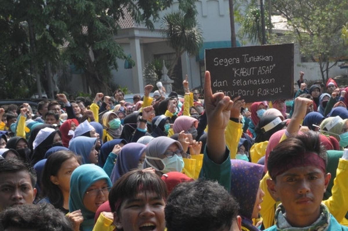 Ratusan mahasiswa gelar 'Sidang Rakyat' di depan Istana Merdeka