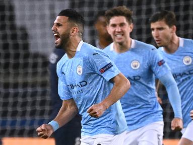 Gelandang Manchester City, Riyad Mahrez (kiri) melakukan selebrasi usai mencetak gol kedua timnya ke gawang Paris Saint-Germain dalam laga leg pertama semifinal Liga Champions 2020/2021 di Parc des Princes, Paris, Rabu (28/4/2021). Manchester City menang 2-1 atas PSG. (AFP/Anne-Christine Poujoulat)
