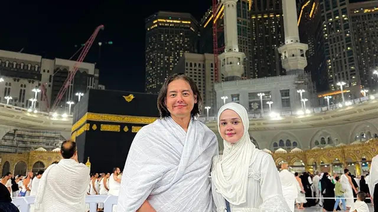 6 Potret Roger Danuarta dan Cut Meyriska Jalani Umrah, Khusyuk di Depan Ka'bah