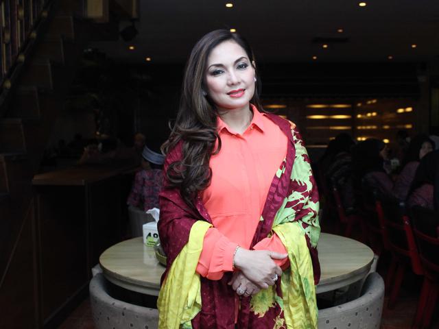 Syuting Gelas Gelas Kaca Nia Daniati Minta Izin Rinto Harahap News Entertainment Fimela Com