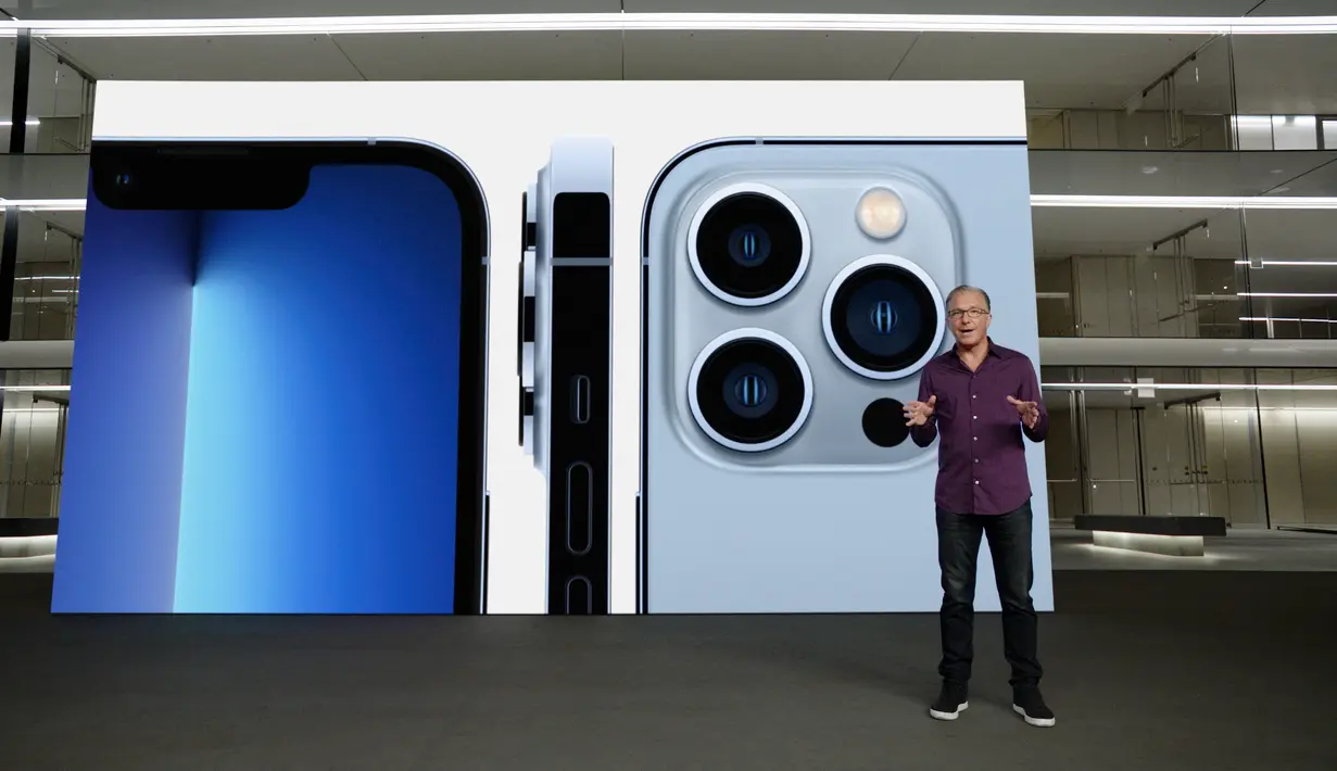 Wakil presiden senior Pemasaran Seluruh Dunia Apple Greg Joswiak berbicara tentang iPhone 13 Pro baru selama acara khusus Apple di Cupertino, California (14/9/2021). iPhone 13, iPhone 13 Mini, iPhone 13 Pro, dan iPhone 13 Pro Max baru saja dirilis Apple. (Brooks Kraft/Apple Inc. /AFP)