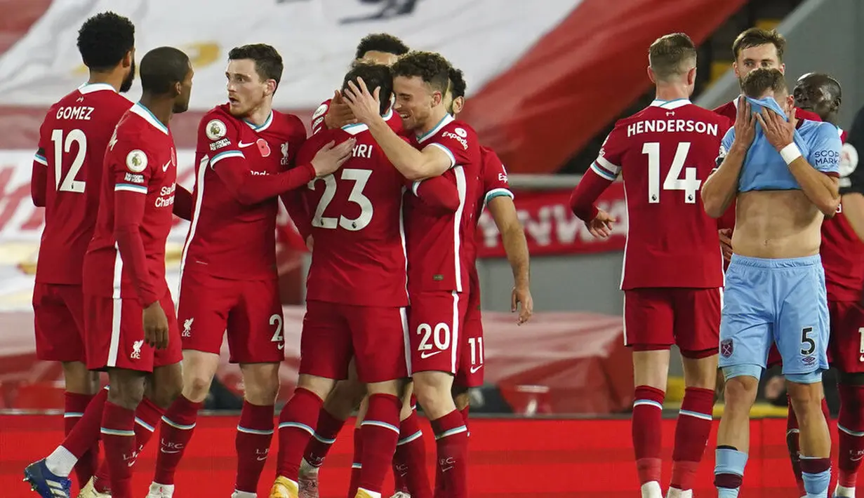 Para pemain Liverpool merayakan gol yang dicetak oleh Diogo Jota ke gawang West Ham United pada laga Liga Inggris di Stadion Anfield,  Minggu (1/11/2020). Liverpool menang dengan skor 2-1. (AP Photo/Jon Super, Pool)