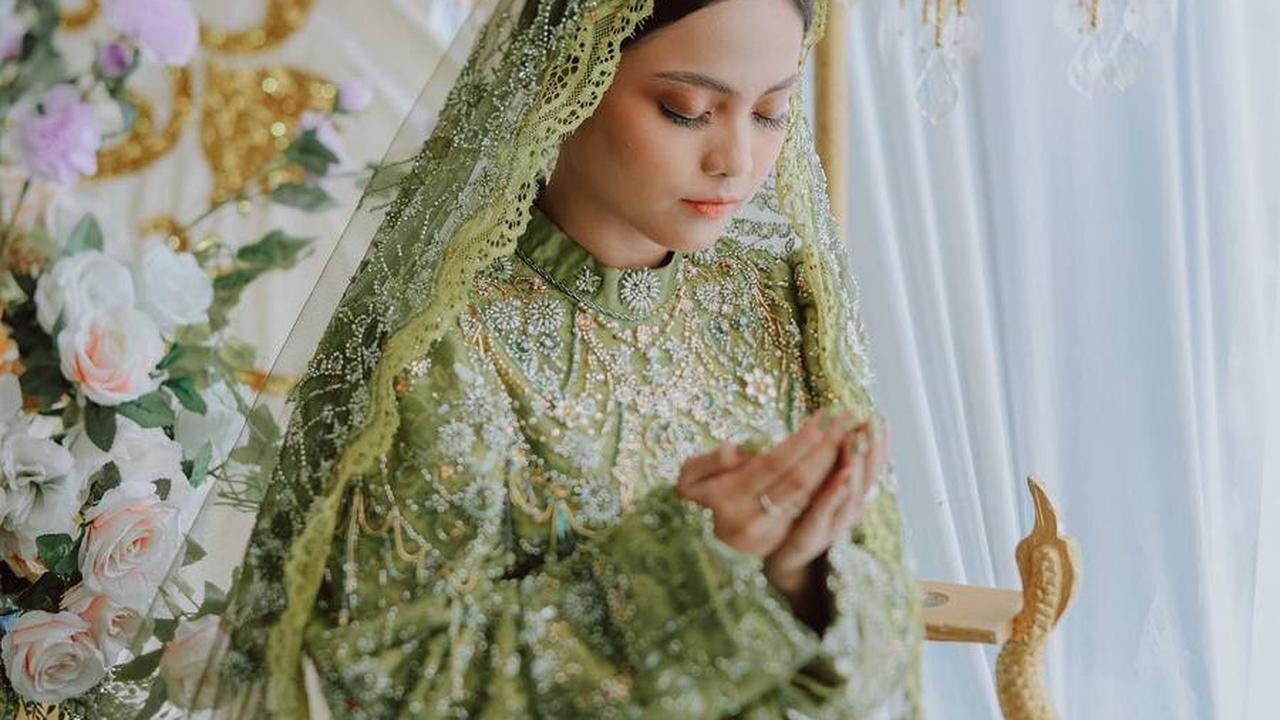 Pakai Gaun Berwarna Hijau